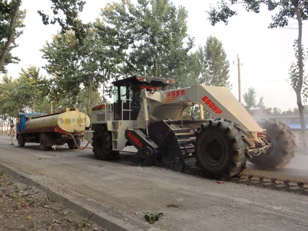 WR2300L，山東曹縣S348省道水穩(wěn)路基破碎