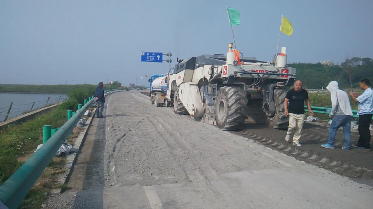 RZ2300，大連濱海公路冷再生施工